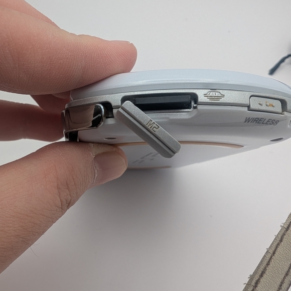 Sony PSP Playstation Portable Go N-1001 Console White with 12 GB memory card - Picture 3 of 12